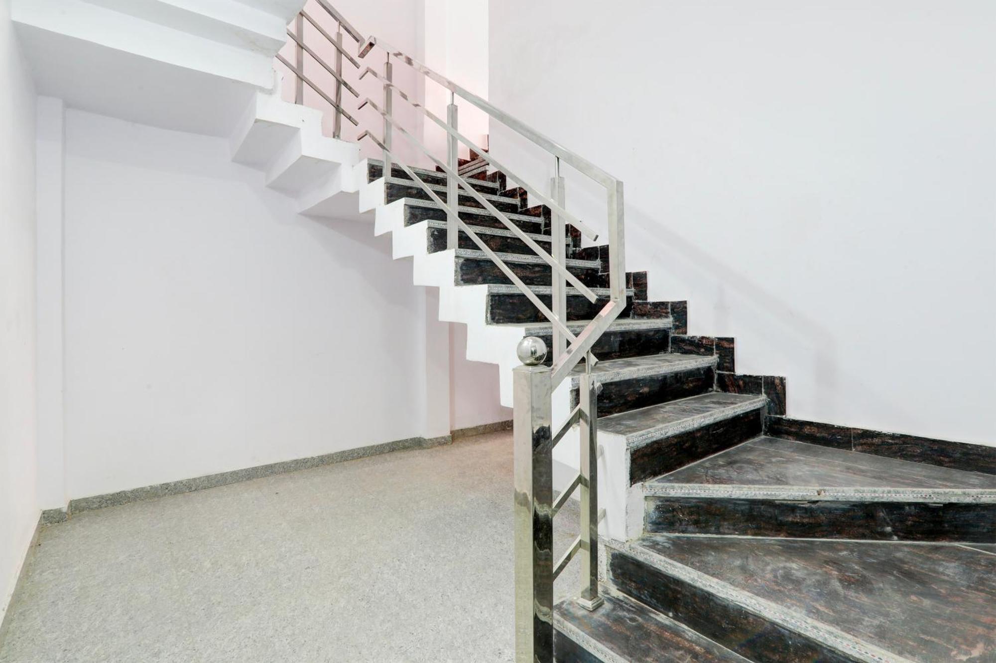 Hotel O White House Hasanganj Екстериор снимка
